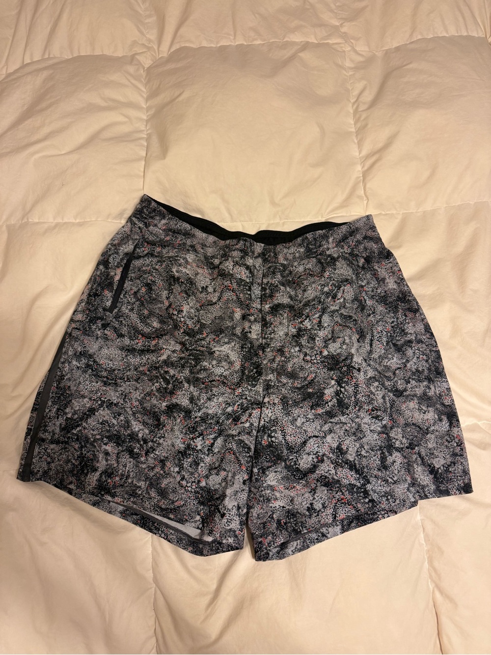 Lululemon pacebreaker Rare multicolor black,white, red design 7in. inseam size L